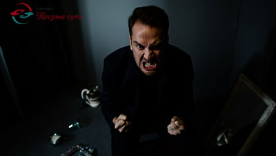 Мужчина агрессирует